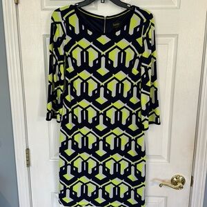 Size 6 laundry by Shelli Segal lined dress. Navy and bright yellow dress is CUTE